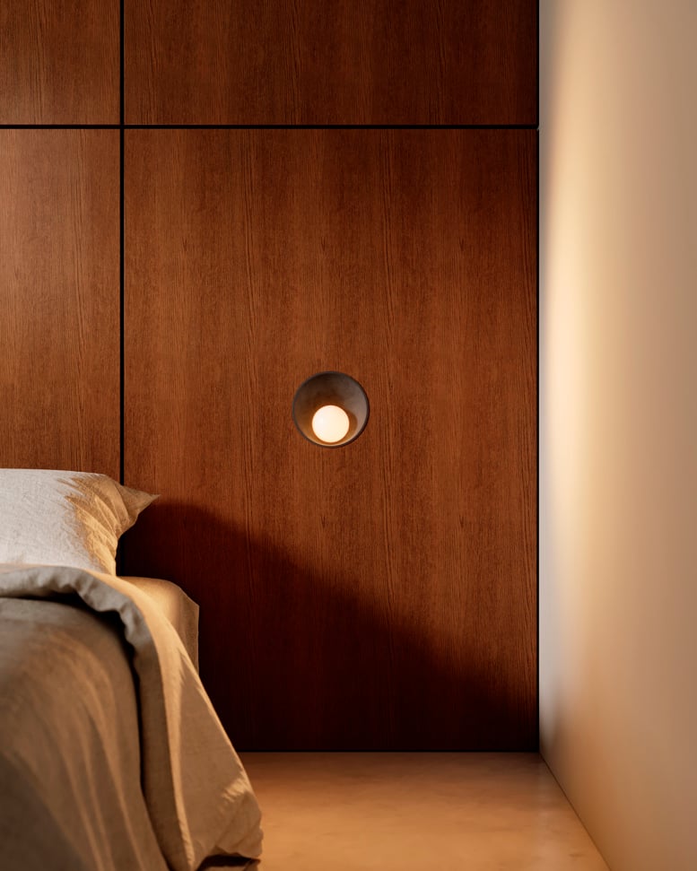 Recessed wall luminaire in bedroom