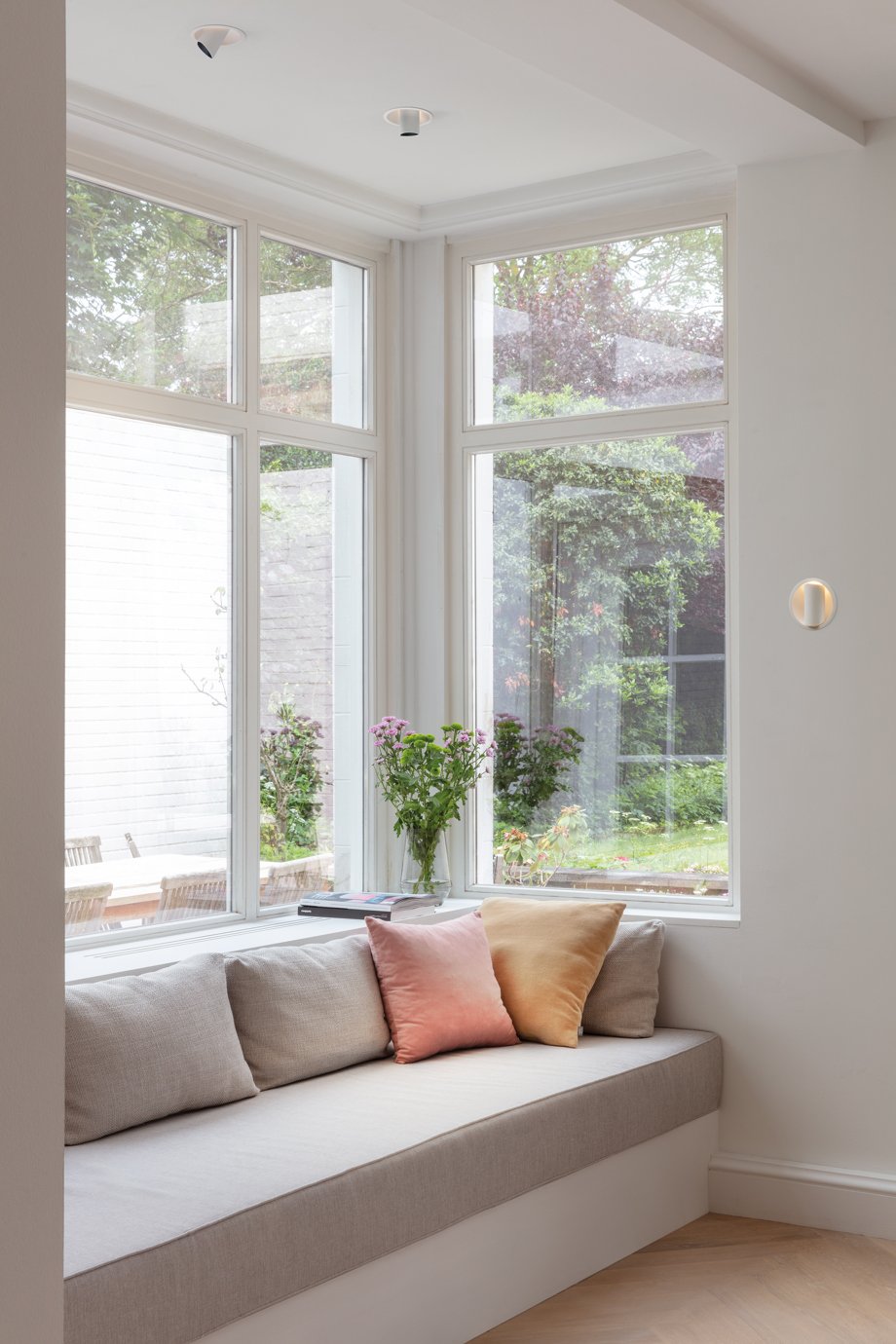 Ceiling and wall lighting in sitting area