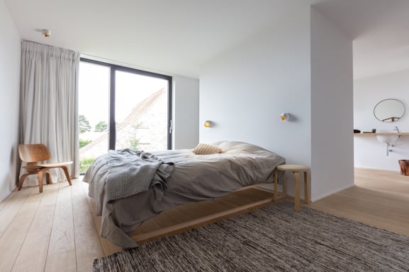 White ceiling and wall bedroom lighting